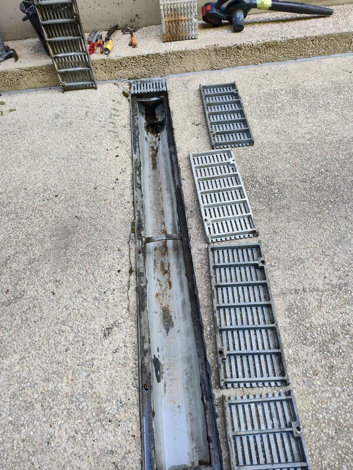 Convex mirror installation for carpark safety